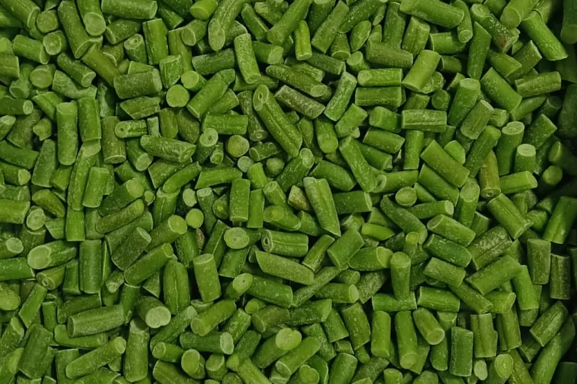 IQF cut green beans 15–30 mm, frozen with light frost, in a steel tray