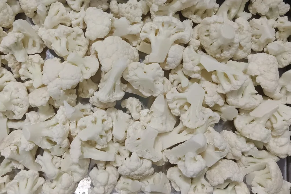 IQF cauliflower florets 30–50 mm, frozen, in a steel tray